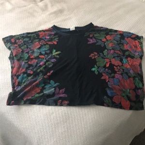 Roomy island-print floral top